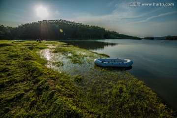 湖岸黄昏橡皮艇