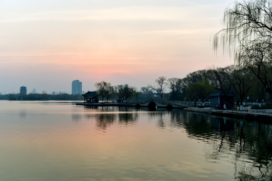 大明湖日出