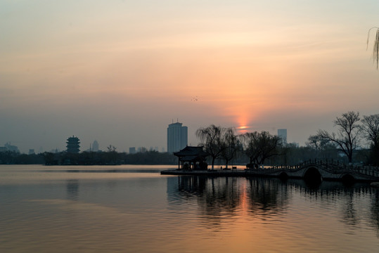 大明湖日出