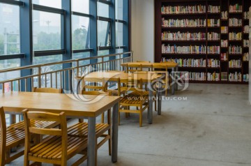 图书馆书桌书架