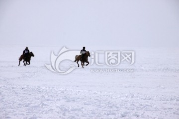 冬季雪原赛马