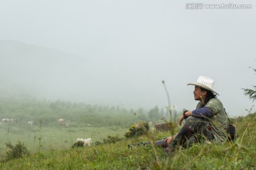 草原上坐着的男人