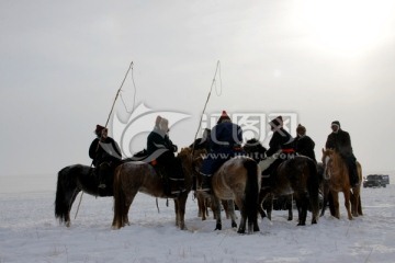 冬季里拿套马杆的蒙古族男人们