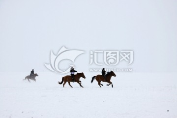 冬季雪地赛马