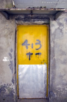 铁门上的油漆与标记