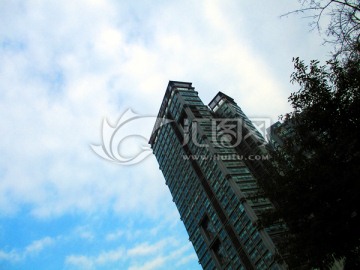 蓝天和住宅高楼