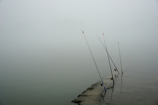 雾中河上的钓杆