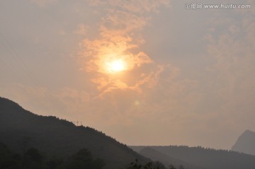 山中黄日