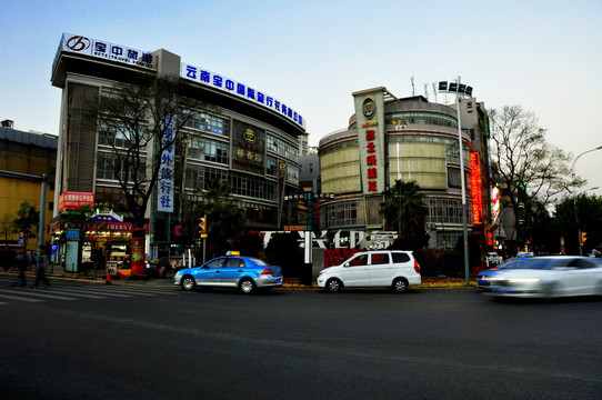 城市傍晚街景