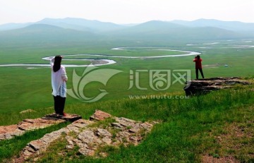 草原女人旅游背影