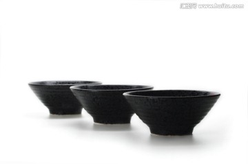 一排日式黑色陶瓷碗