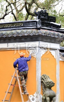 中国式园林建筑围墙翻修作业