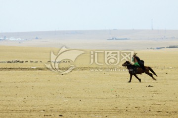 草原上骑马奔跑的蒙古族