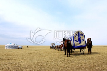 草原上的勒勒车和蒙古包