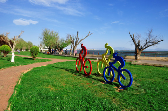 骑自行车的雕塑