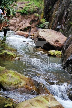 山涧溪流