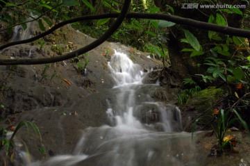 山涧溪流