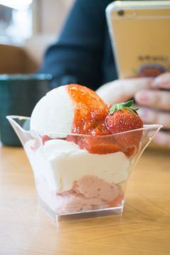 草莓冰淇淋 甜品