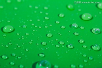 绿色背景水滴