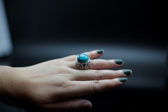 手戴绿松石戒指