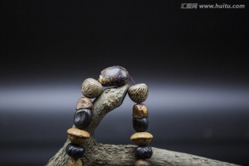 果核項(xiàng)鏈?zhǔn)罪楁i骨鏈