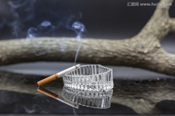 煙火缸和燃燒的香煙