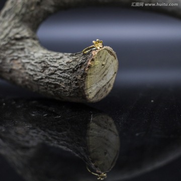 黄金戒指花瓣梅花