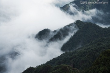 云雾绕青山