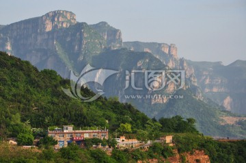 大山脚下的旅店