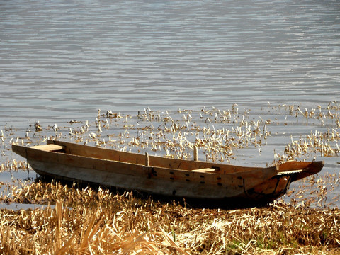 湖边的小木船