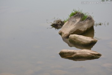 河流中的石头