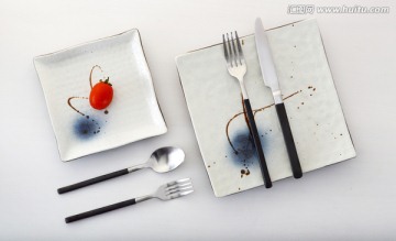 银色不锈钢刀叉勺和陶瓷餐具