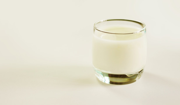 玻璃杯里的牛奶
