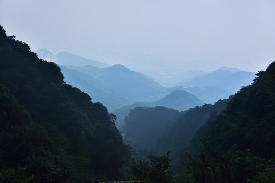 崇山峻岭