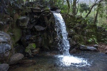 山泉瀑布