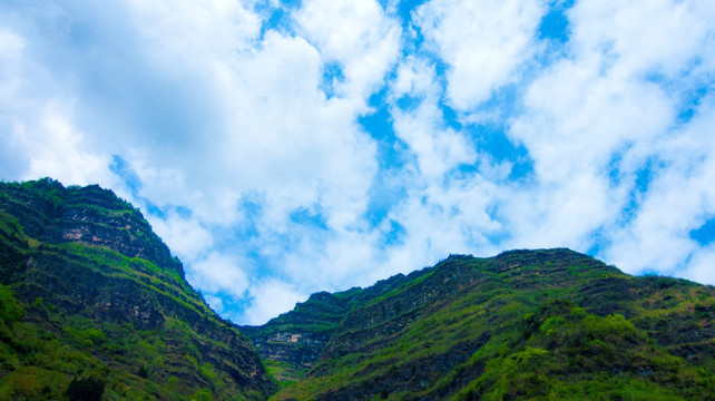 蓝天白云 高山沟谷