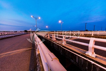 上海滴水湖夕阳风光