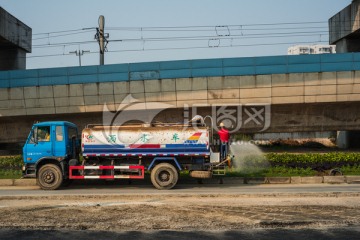 洒水车浇花