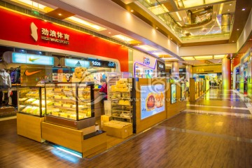 商场过道面包店