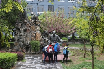 小孩在铜像前