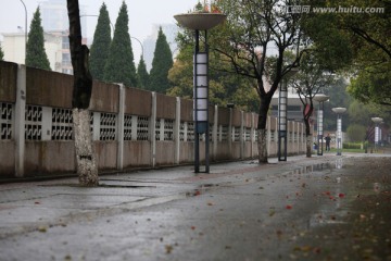 雨后人行道