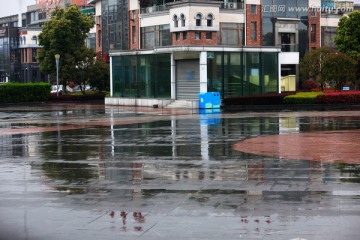 雨后建筑倒影