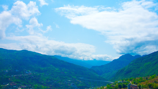 大山 蓝天白云