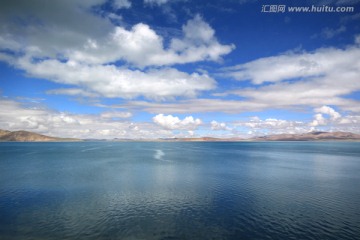 蓝天白云湖景