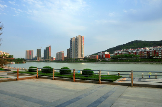 縣城河岸建筑