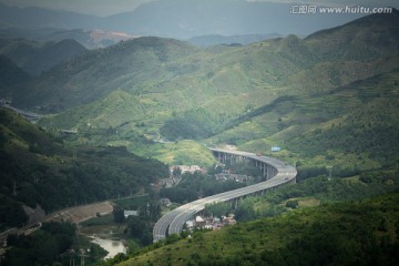 山里的高速公路