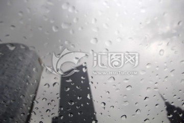 雨天透过玻璃的建筑物