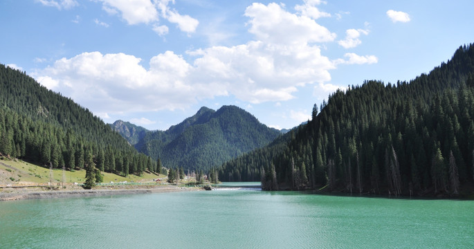 蓝天白云下的山水美景