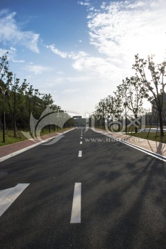 路 柏油路 道路分道线 天空