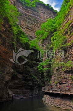 峡谷 栈道 游人 泉水